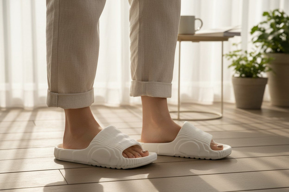 Adilette blanca puesta en casa
