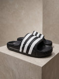 Adilette Stripe color negro