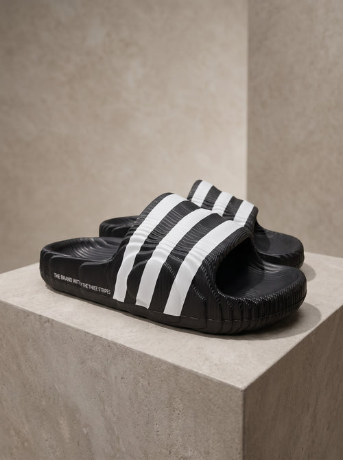 Adilette Stripe color negro