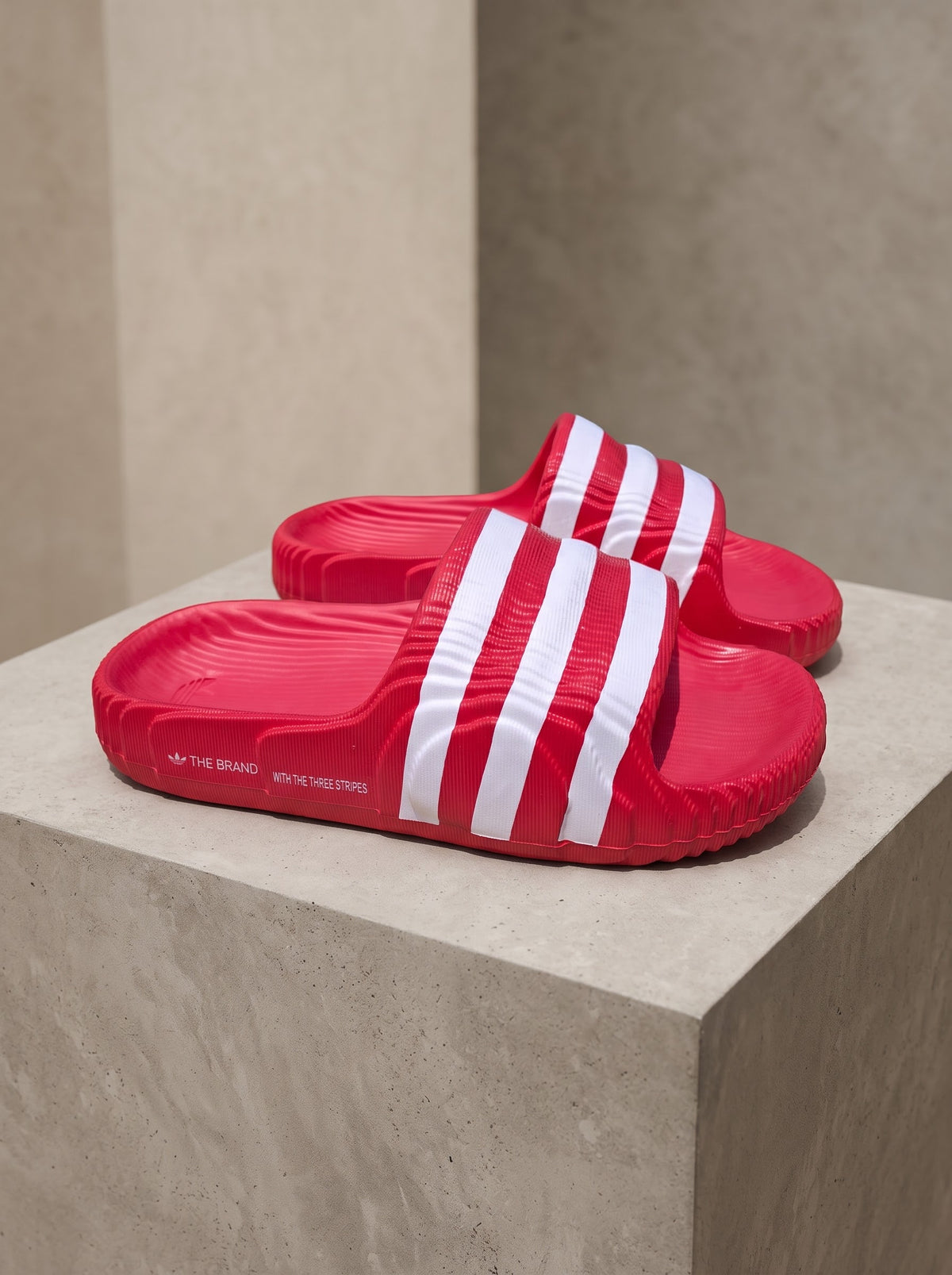 Adilette Stripe color rojo