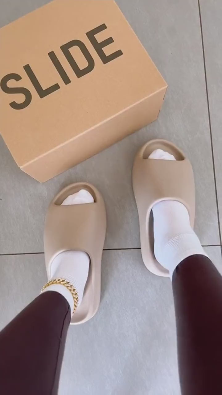 Yeezy Slide de cerca